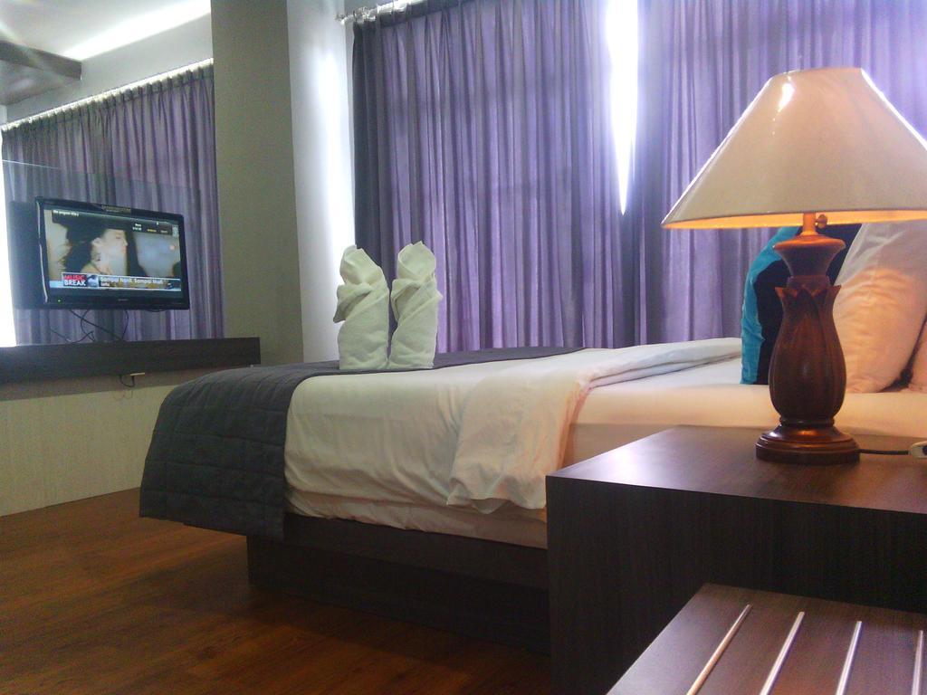 Hotel Victoria River View Banjarmasin  Δωμάτιο φωτογραφία